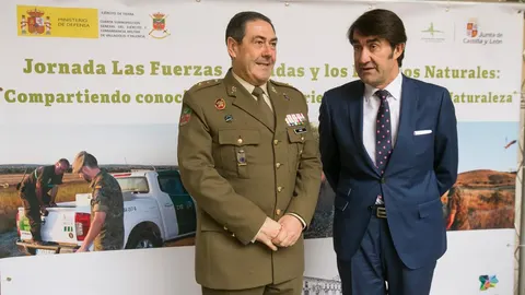 El general jefe de la Cuarta Subinspección General del Ejército y comandante militar de Valladolid y Palencia, José Rivas, y el consejero de Fomento y Medio Ambiente, Juan Carlos Suárez-Quiñones, momentos antes de iniciarse la jornada