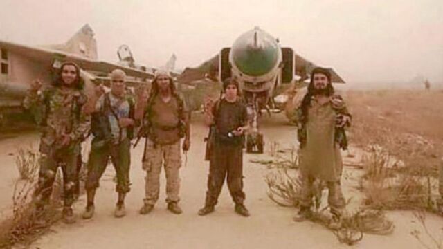 Varios milicianos del Frente Al Nusra (filial de Al Qaeda en Siria), en el aeropuerto militar sirio