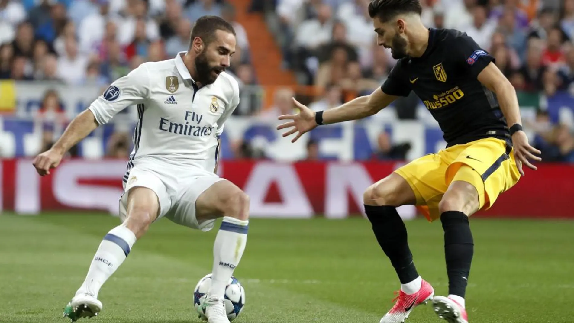 Daniel Carvajal disputa un balón con el centrocampista belga del Atlético de Madrid Yannick Carrasco.