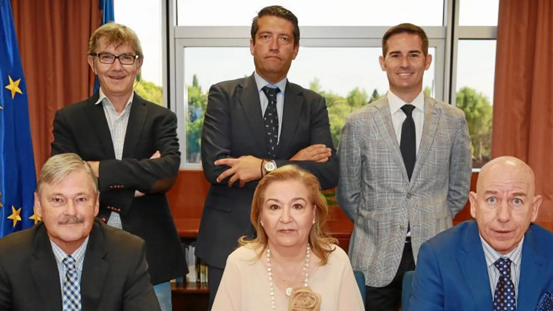 De pie, de izquierda a derecha, Jaime Yartu, José Salvador y Pedro Francisco Olivares. Sentados, Miguel Huerta, Almudena de Castro y Alberto Herranz