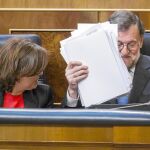 Un fotógrafo de «La Vanguardia» captó las notas de Rajoy donde se recogía una comida el sábado e hizo saltar las quinielas sobre si se reunirá con Urkullu para cerrar los PGE