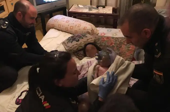 Héroes de carne y hueso: dos policías de Móstoles salvan la vida a una recién nacida