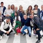 De izquierda a derecha, Elena Galera y Sergio Busquets, Jordi Alba, Jordi Puyol, Romarey Ventura, Vanesa Lorenzo, Nuria Cunillera, Cesc Fábregas, Daniella Semaan, Xavi Hernández y Samuel Eto’o posaron juntos a su llegada a Rosario
