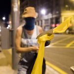 Las identificaciones a personas que retiraban lazos amarillos en algunos municipios han situado a la policía catalana en el centro del debate.