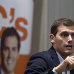 El líder de Ciudadanos, Albert Rivera, durante la rueda de prensa posterior a la reunión de la Comisión Ejecutiva Nacional del partido que ha presido hoy en Ávila.