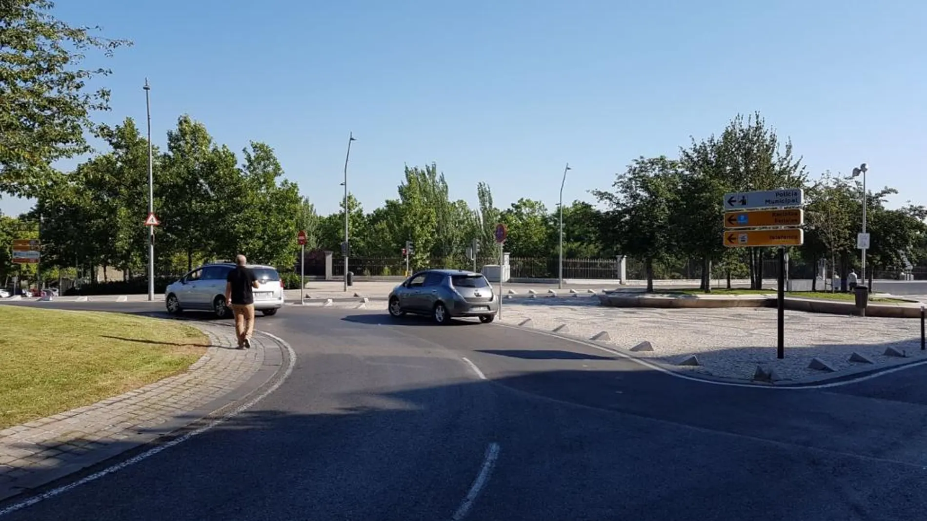 Coche aparcado en la rotonda