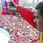 Maduro saluda, ayer, a miles de seguidores durante su inscripción como candidato en Caracas