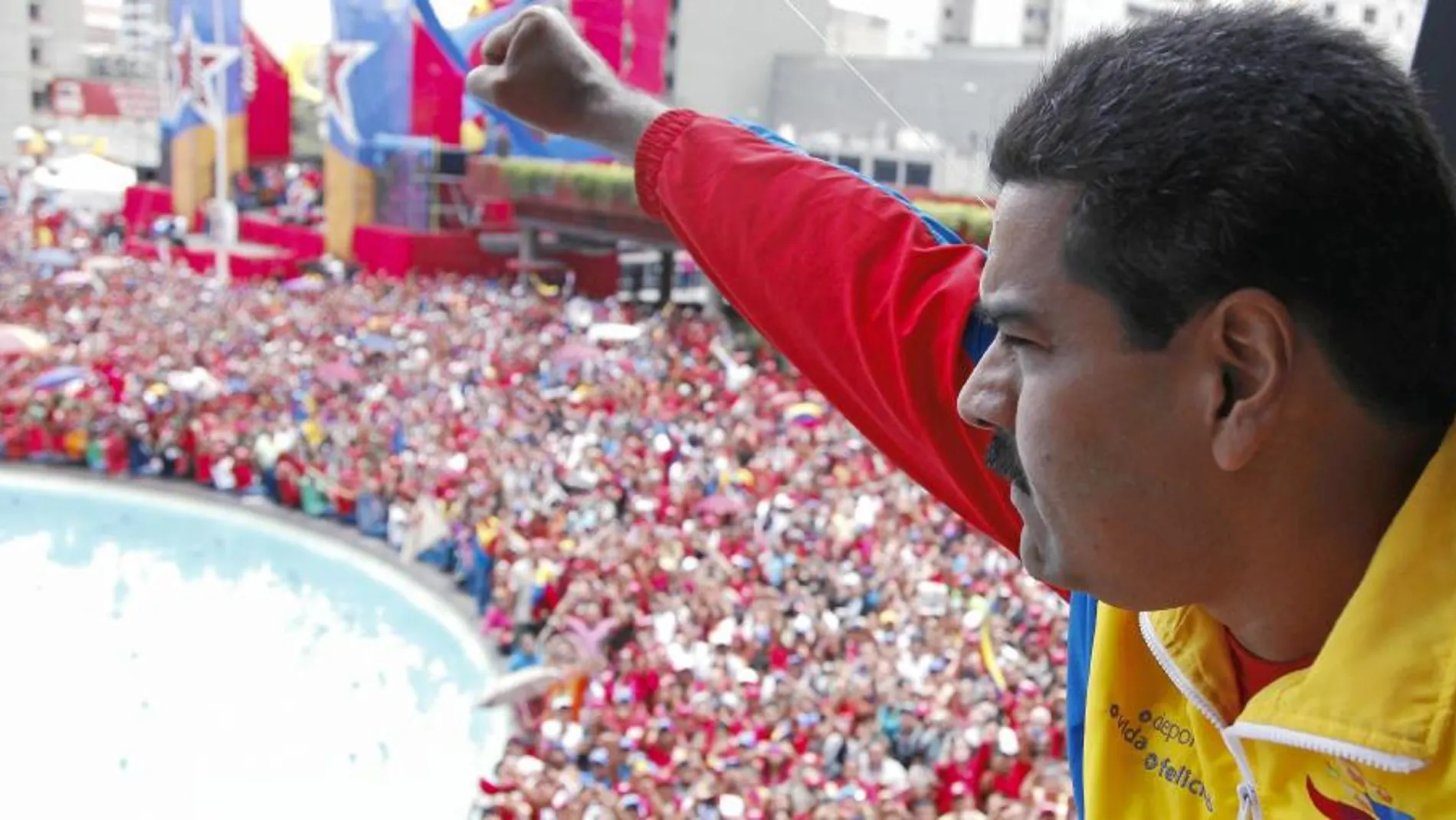 Maduro saluda, ayer, a miles de seguidores durante su inscripción como candidato en Caracas