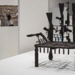 Obra "www.crise.com", del artista Gonçalo Mabunda, dentro de la muestra "Making Africa-Un continente de diseño contemporáneo"