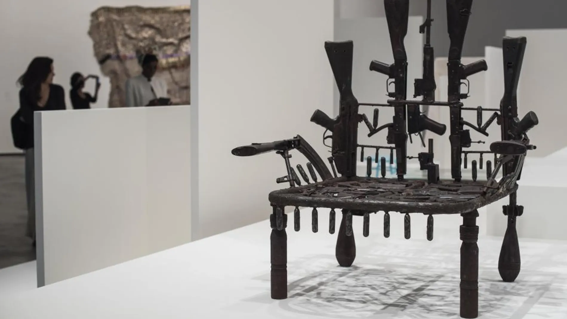 Obra "www.crise.com", del artista Gonçalo Mabunda, dentro de la muestra "Making Africa-Un continente de diseño contemporáneo"