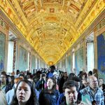 Una imagen de la multitud en la Galería de los Mapas del Museo Vaticano, en Roma.