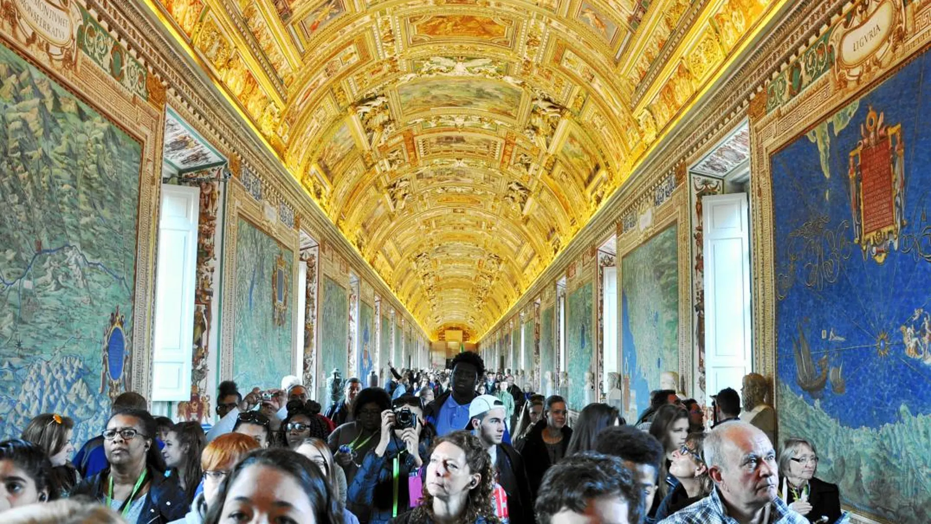 Una imagen de la multitud en la Galería de los Mapas del Museo Vaticano, en Roma.