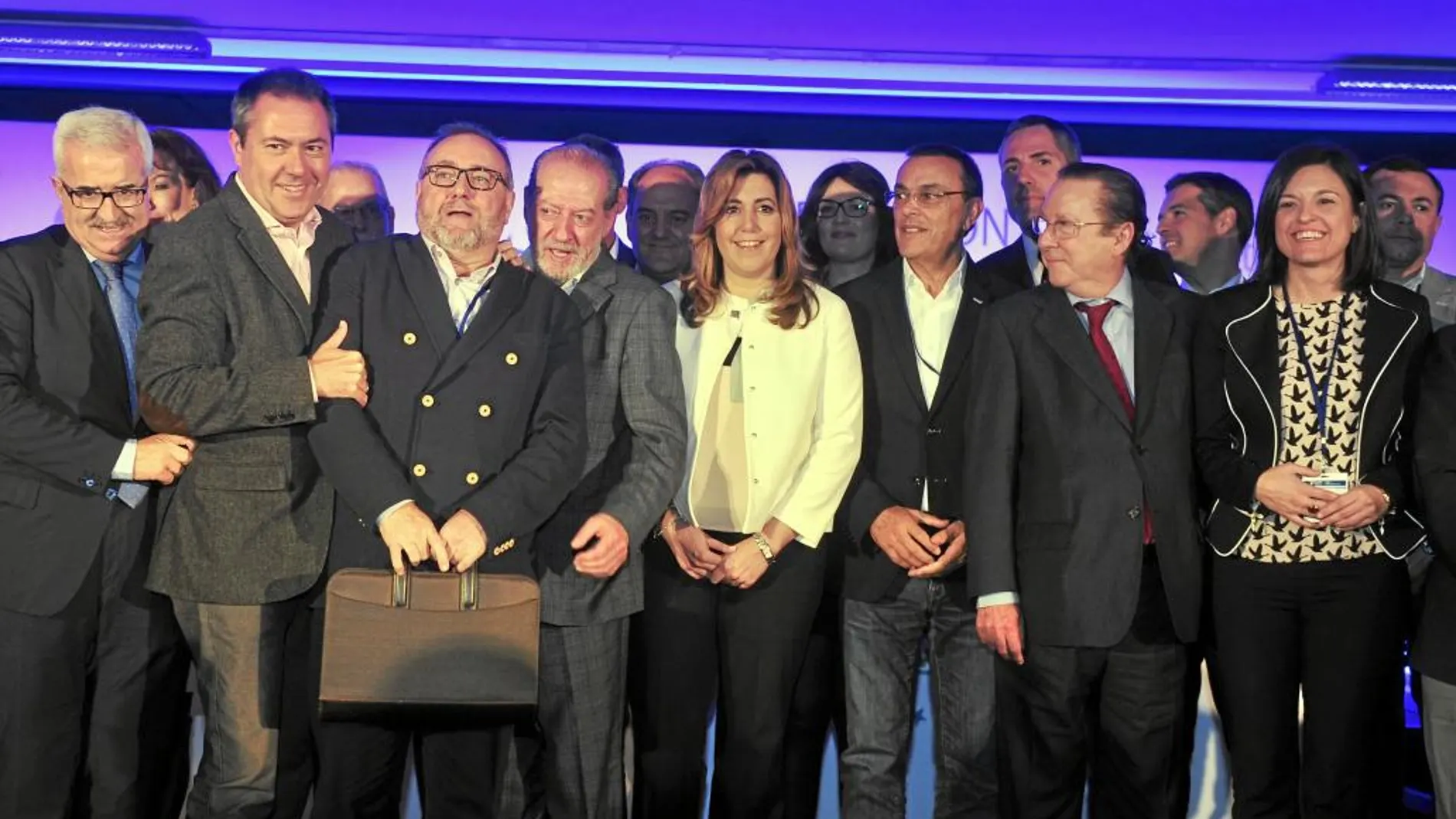 La presidenta andaluza, junto a cargos del PSOE, en la IX Asamblea de la Federación Andaluza de Municipios y Provincias