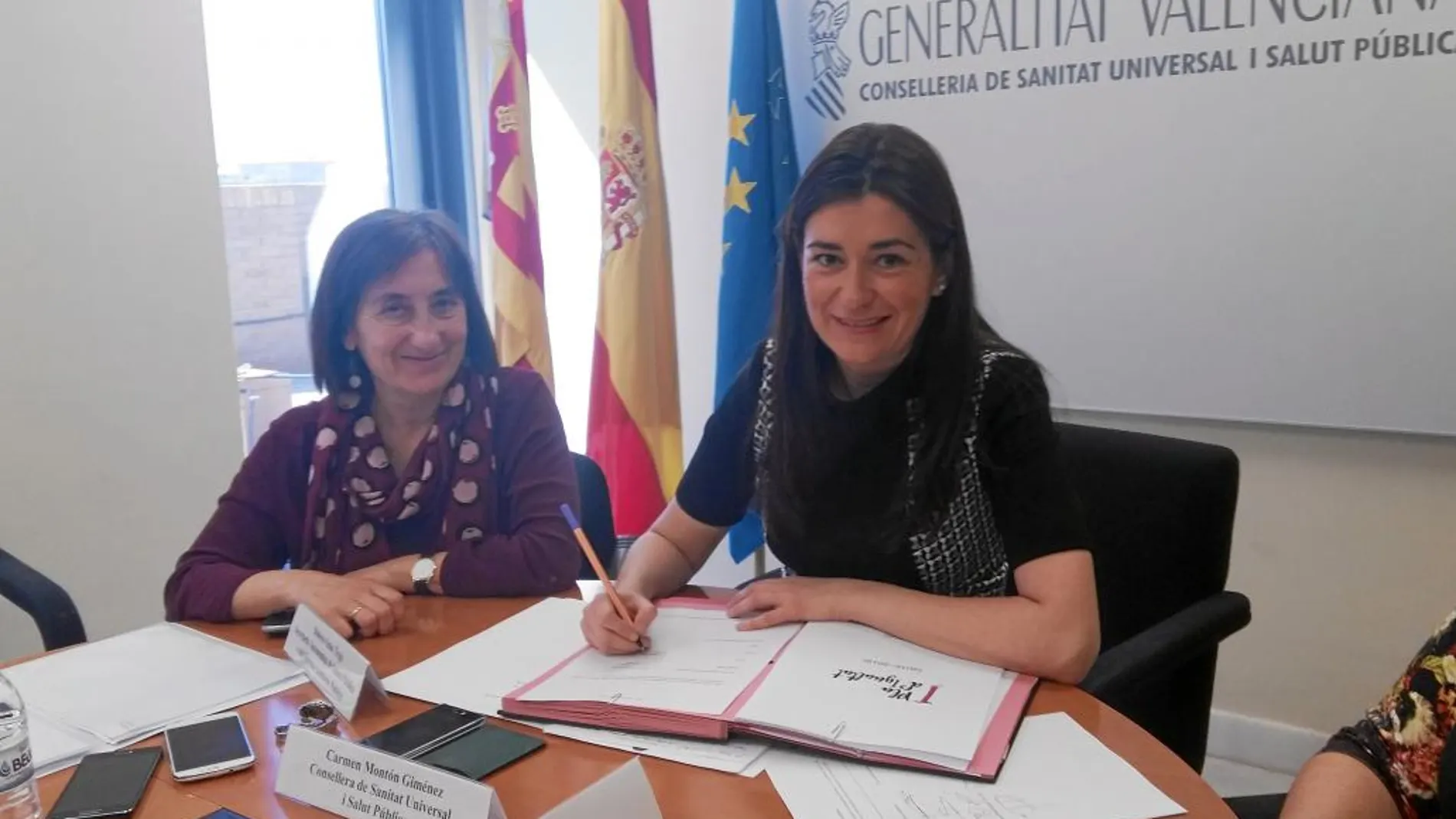 La consellera Carmen Montón firmó ayer el texto del Plan de Igualdad con los representantes de los sindicatos de la Mesa Sectorial de Sanidad