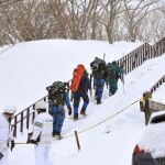Servicios de rescate buscan desaparecidos tras la avalancha en la estación de Nasu