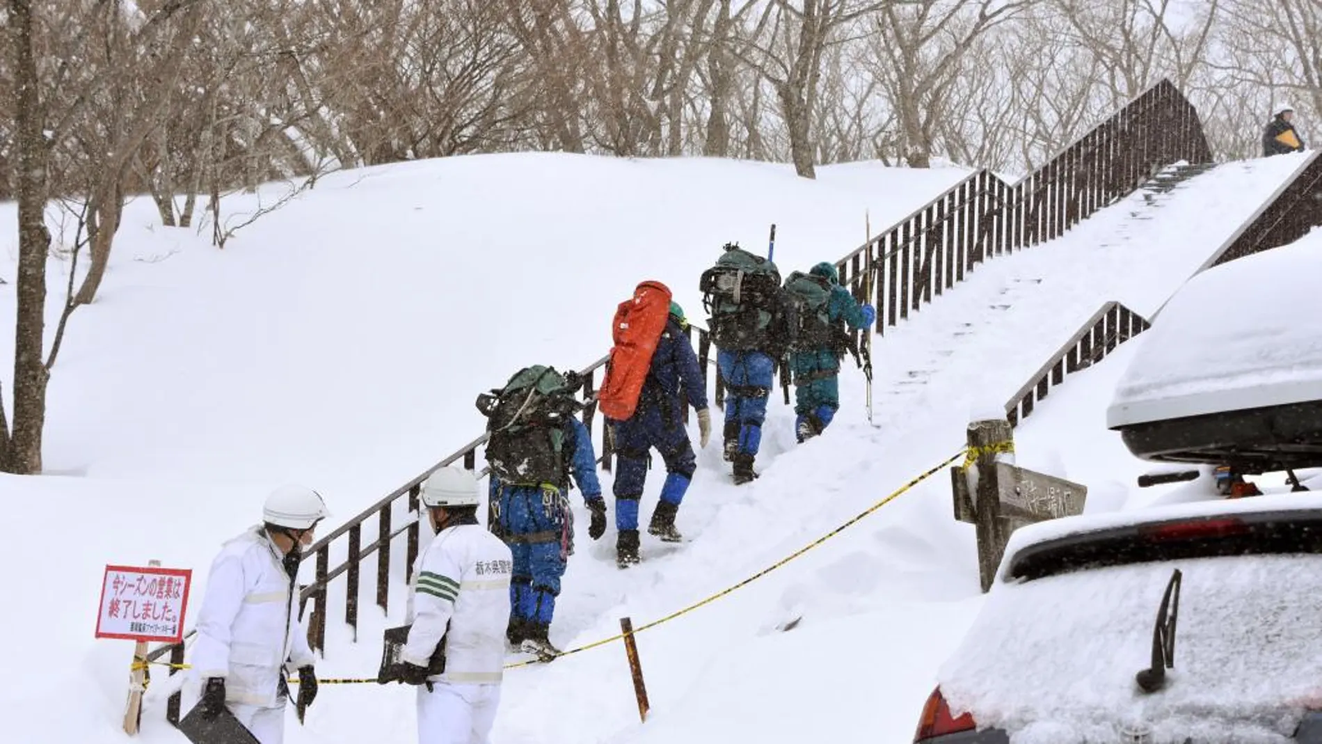 Servicios de rescate buscan desaparecidos tras la avalancha en la estación de Nasu