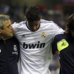 Varane se retira del campo con ayuda de los «fisios» del Madrid