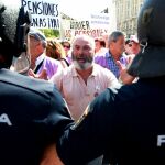 Los pensionistas y los agentes de la Policía Nacional, cara a cara a las puertas del Congreso. Cipriano Pastrano