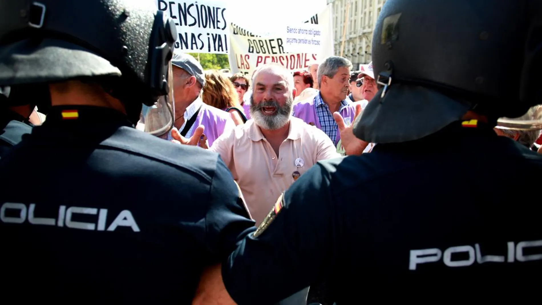 Los pensionistas y los agentes de la Policía Nacional, cara a cara a las puertas del Congreso. Cipriano Pastrano