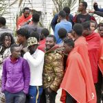 Un grupo de inmigrantes, de los más de 400 que entraron ayer en Ceuta, recibe primeros auxilios