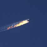 Captura de video facilitada por el canal de televisión HaberTurk que muestra un avión que deja una estela de fuego a medida que cae tras ser derribado cerca de la frontera entre Siria y Turquía el 24 de noviembre de 2015.
