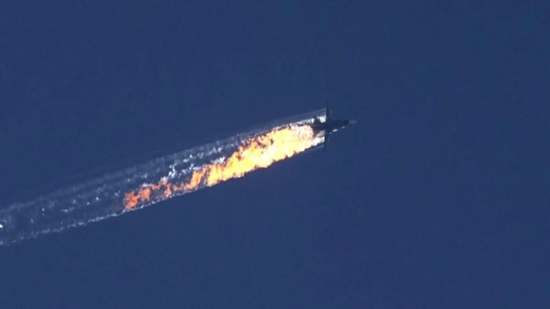 Captura de video facilitada por el canal de televisión HaberTurk que muestra un avión que deja una estela de fuego a medida que cae tras ser derribado cerca de la frontera entre Siria y Turquía el 24 de noviembre de 2015.