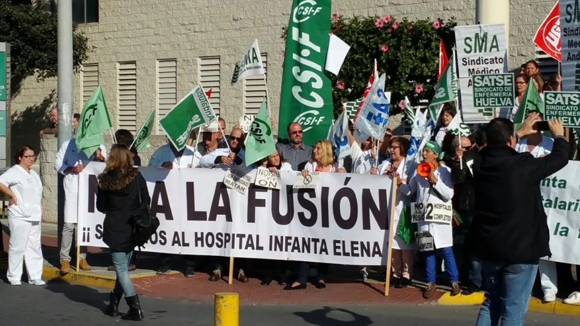 Concentración en el hospital Infanta Elena de Huelva para reclamar mejoras sanitarias