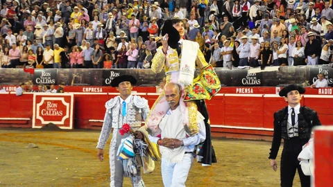 El diestro peruano Roca Rey salió a hombros del coso colombiano