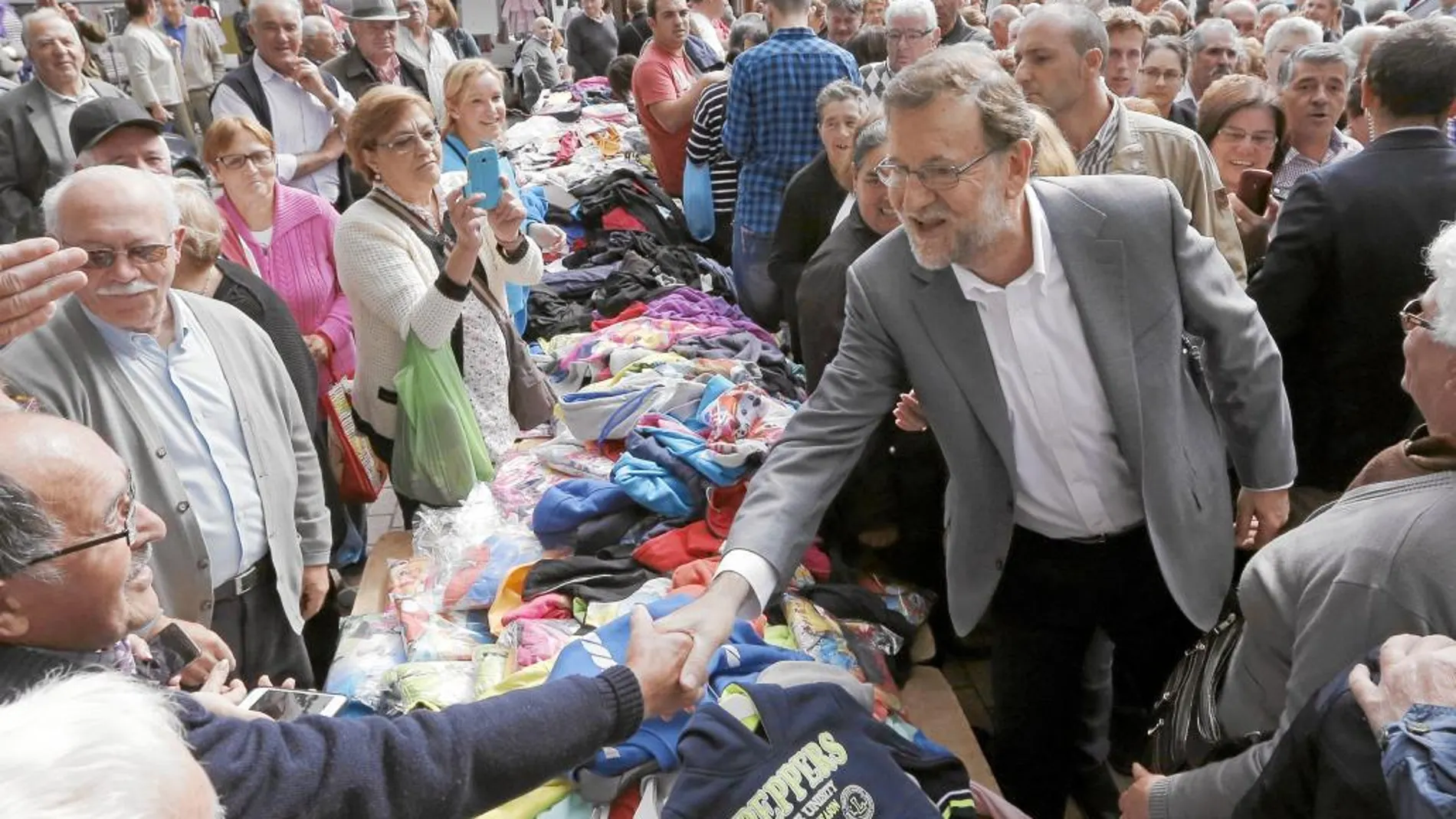 Rajoy hizo ayer campaña con el candidato a la Xunta, Alberto Núñez Feijóo, en el municipio de Santa Comba