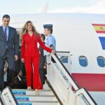 El presidente del Gobierno, Pedro Sánchez y su mujer Begoña Gómez, ayer, desciendiendo del avión a su llegada a La Habana
