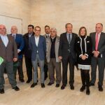 Foto de familia de la consejera Milagros Marcos y el presidente de Urcacyl, Gabriel Alonso, tras la presentación del Plan