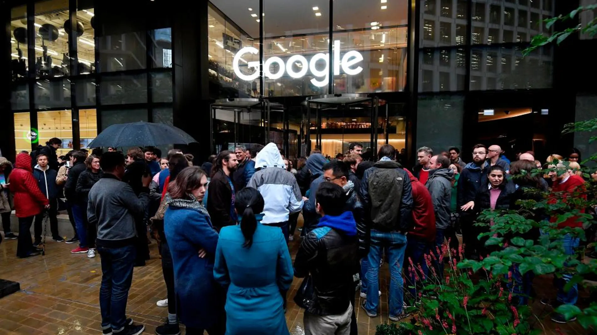 Protesta de los trabajadores de Google en la sede la compañía en Londres/Foto: Reuters