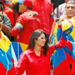 Nicolás Maduro junto a su esposa y diputada Cilia Flores, en un acto en Caracas en defensa de la revolución bolivariana / Reuters