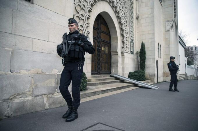 Los gendarmes junto a la Gran Mezquita de París tras los atentados