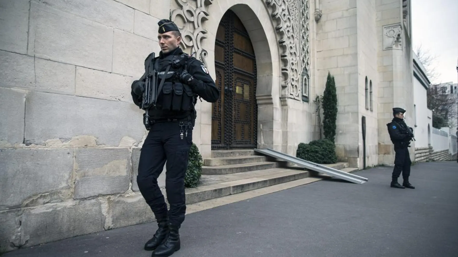Los gendarmes junto a la Gran Mezquita de París tras los atentados