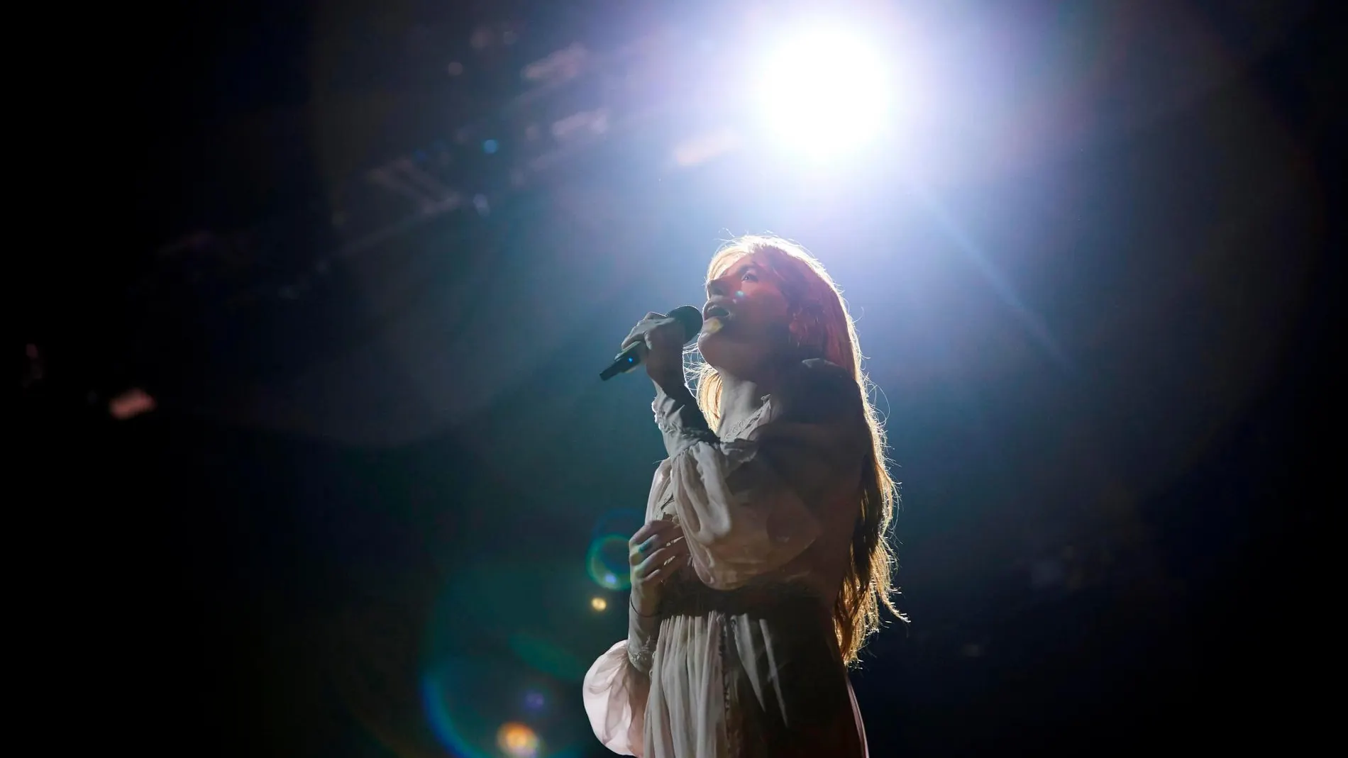 La banda británica de indie rock Florence and the Machine, liderada por la cantante Florence Welch, desembarcó anoche en el Palau Sant Jordi de Barcelona