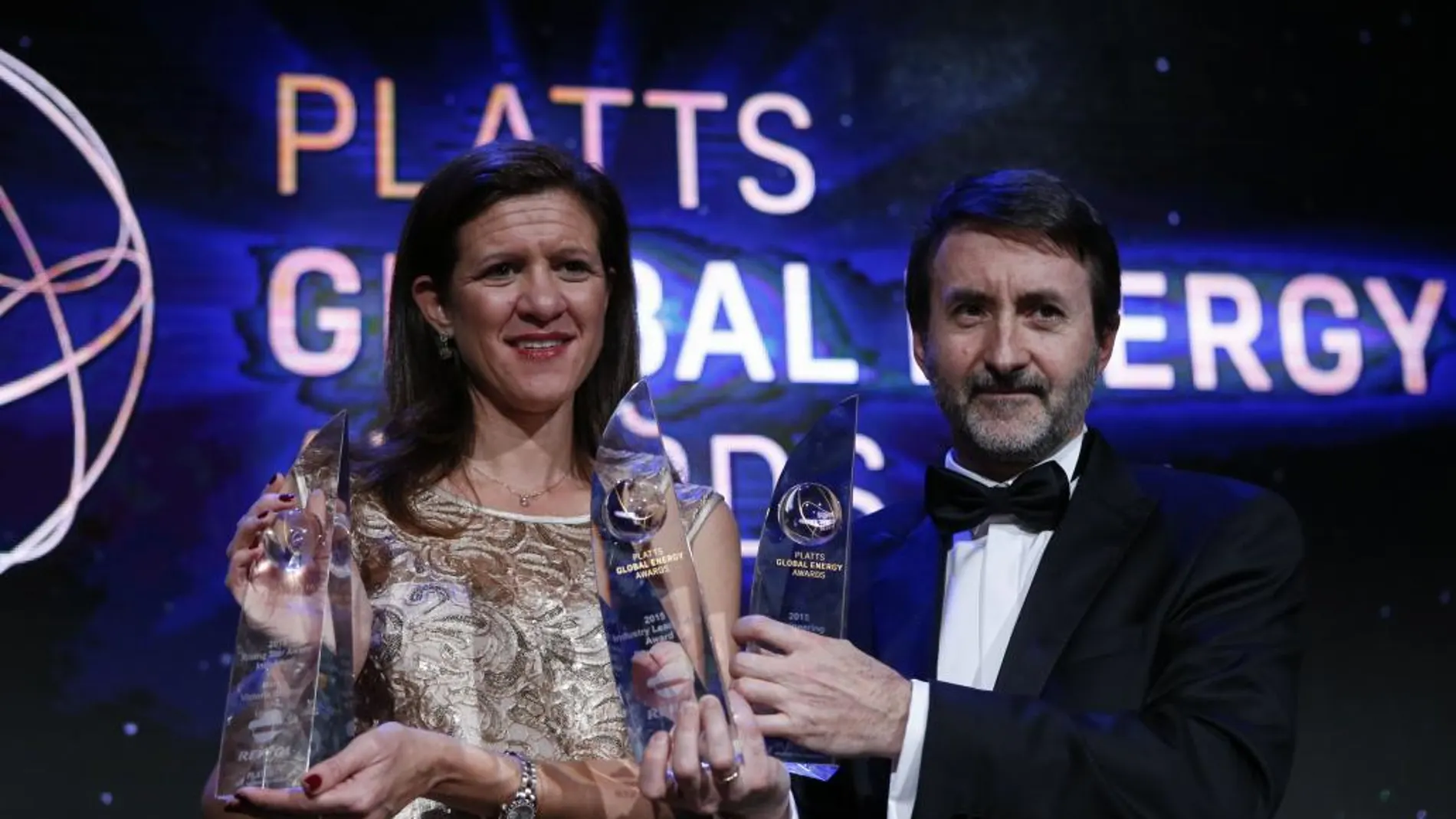 Josu Jon Imaz y María Victoria Zingoni posan con los 3 galardones conseguidos por Repsol.