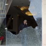 Un policía en el interior del hotel con los cristales destrozados tras el tiroteo