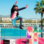 Dani Rovira, protagonista de «Taxi a Gibraltar», posó dando un salto en la presentación del filme en Málaga