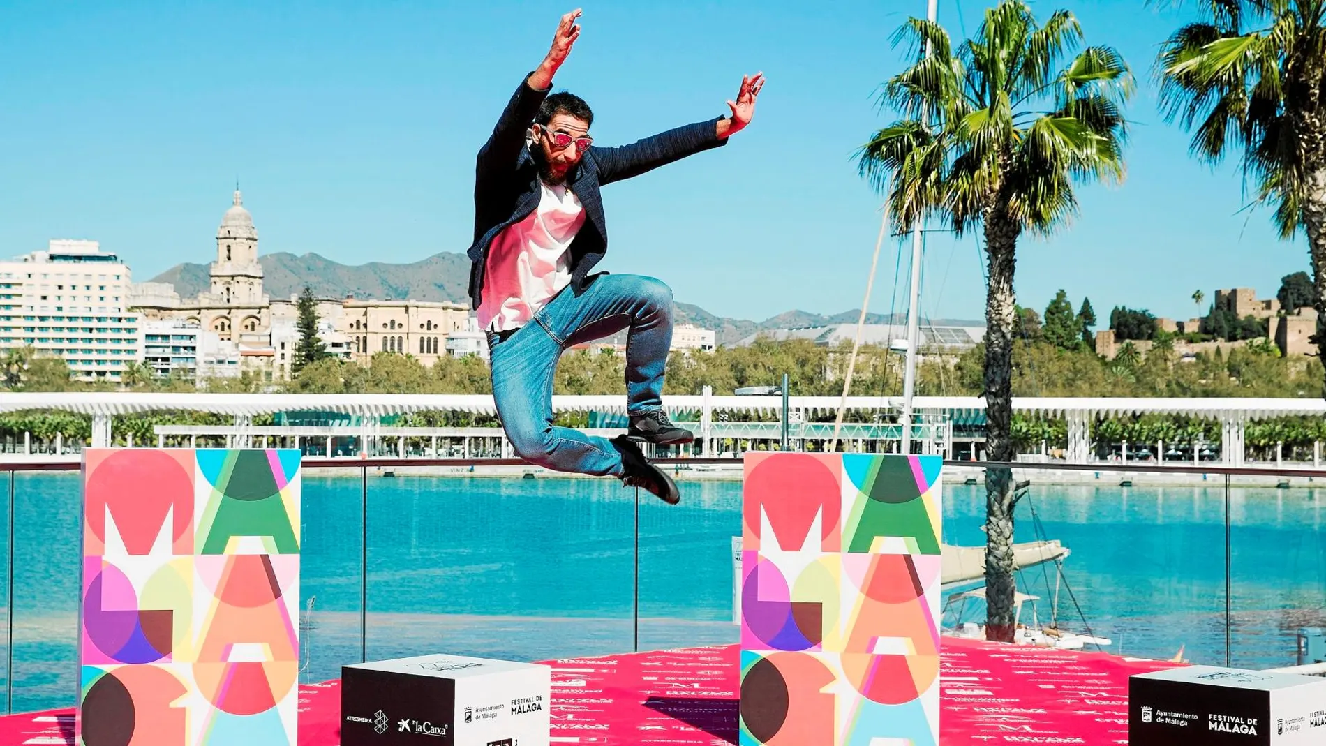 Dani Rovira, protagonista de «Taxi a Gibraltar», posó dando un salto en la presentación del filme en Málaga