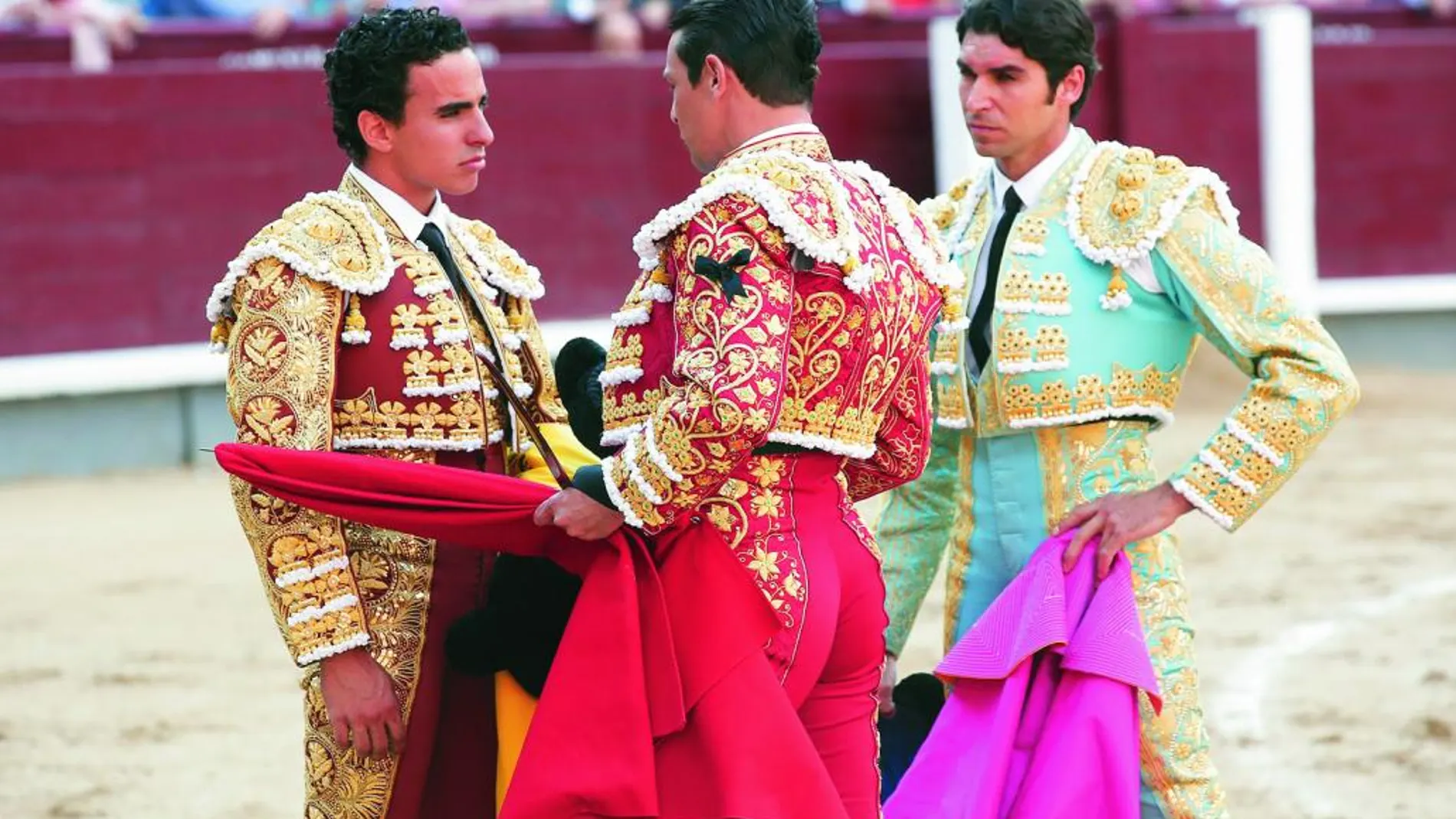 Cayetano Rivera (de azul) y José María Manzanares (de grana y oro) en Las Ventas este jueves, donde estuvieron el Rey Emérito y la Infanta Elena