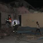 Varias personas buscas supervivientes tras un atentado con coche-bomba cometido por el grupo yihadista Al Shabab contra un céntrico hotel de Mogadiscio