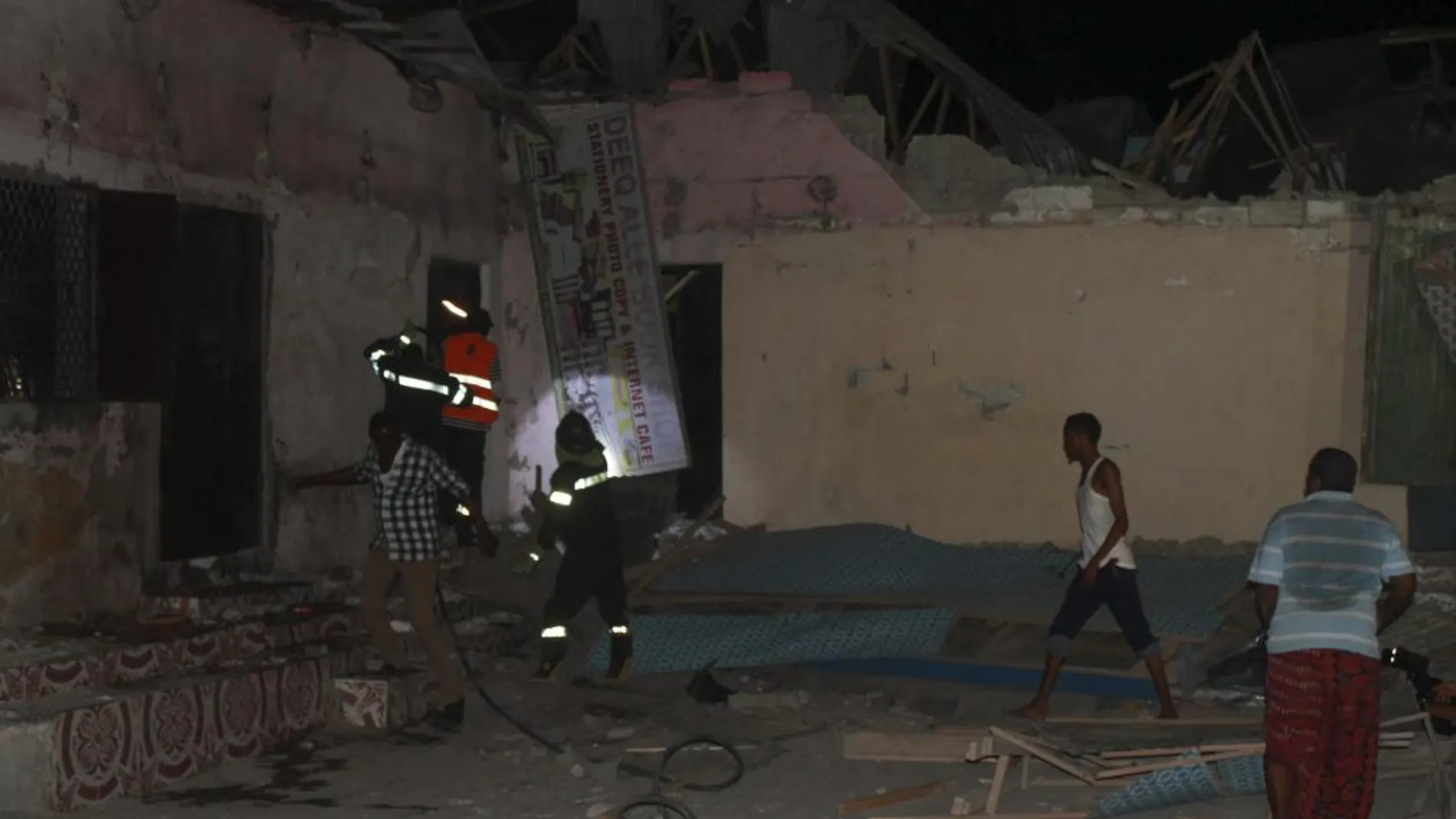 Varias personas buscas supervivientes tras un atentado con coche-bomba cometido por el grupo yihadista Al Shabab contra un céntrico hotel de Mogadiscio