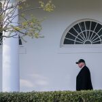El presidente de los Estados Unidos, Donald J. Trump, camina por la Casa Blanca