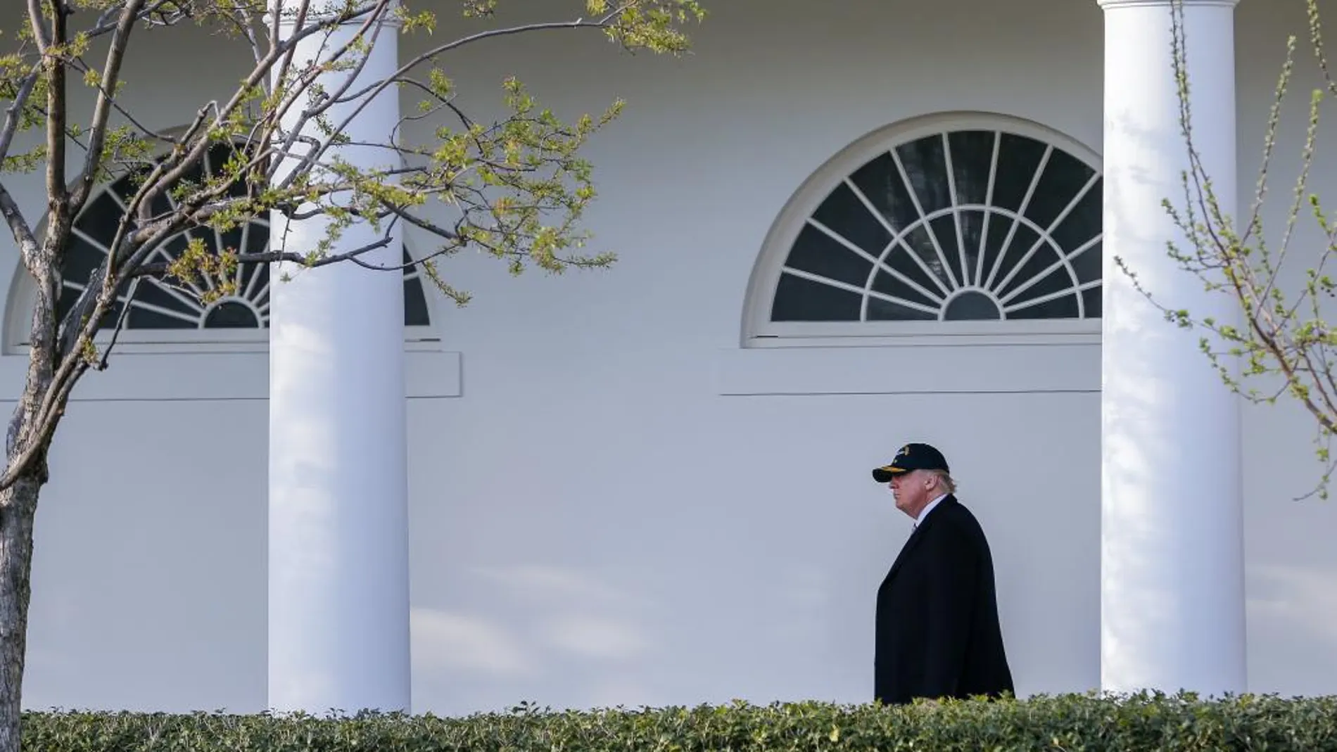 El presidente de los Estados Unidos, Donald J. Trump, camina por la Casa Blanca