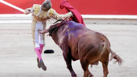 Momento de la cogida de Javier Jiménez en la plaza de Pamplona