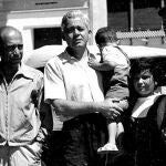 El niño Alfons Quintà, junto a su padre Alfons, el historiador Jaume Vicens Vives y sus hijos, y el escritor Josep Pla, en Roses, en el verano de 1953