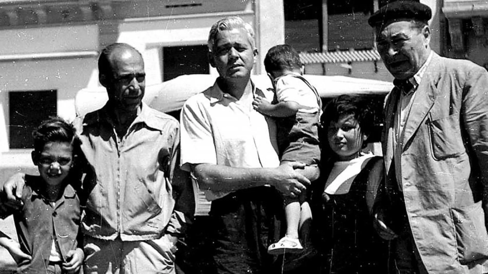 El niño Alfons Quintà, junto a su padre Alfons, el historiador Jaume Vicens Vives y sus hijos, y el escritor Josep Pla, en Roses, en el verano de 1953