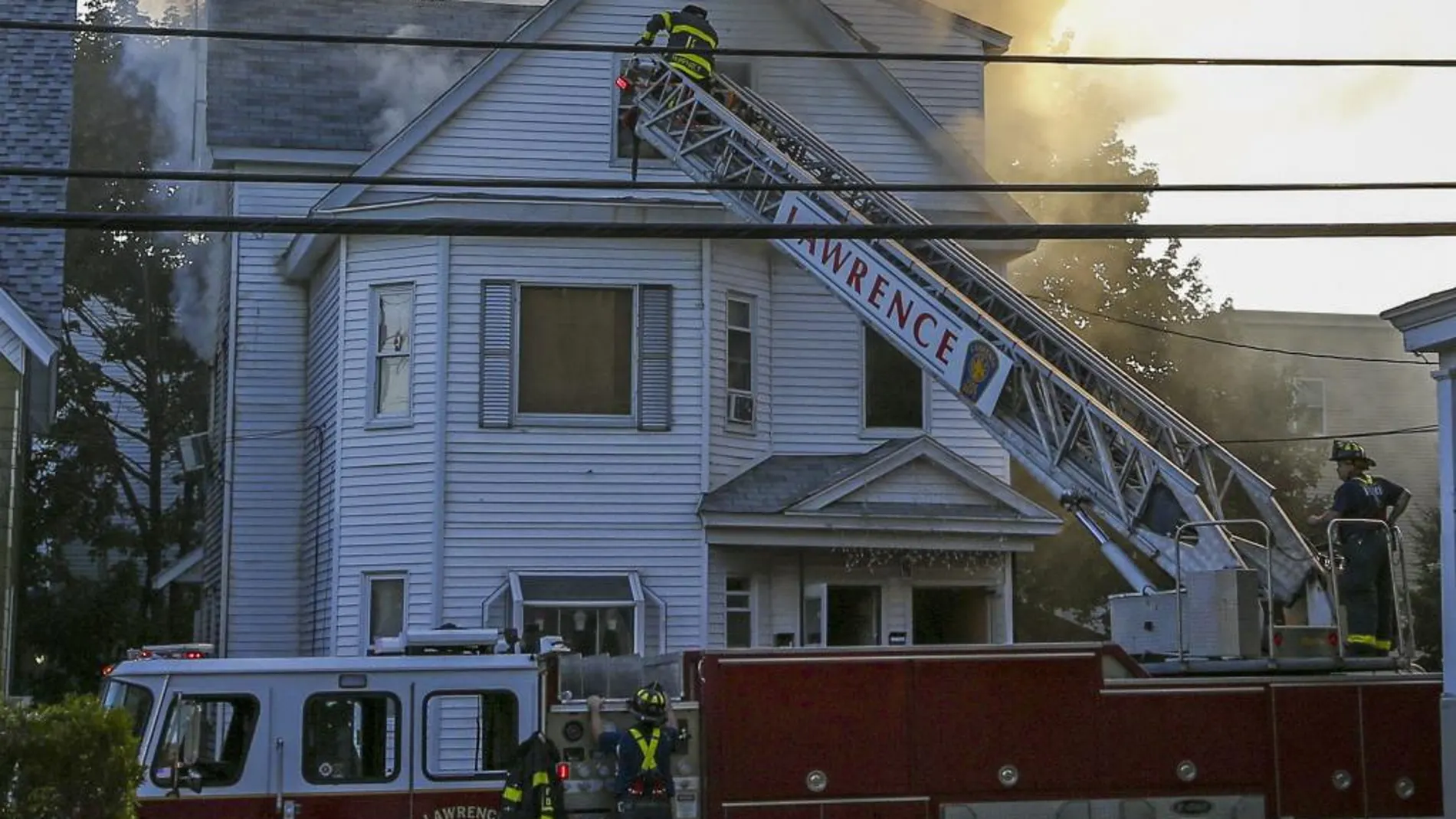 Bomberos combaten un incendio en Lawrence, Massachusetts, EE. UU. / Efe