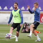 Ramos y Kroos, en el entrenamiento de ayer en Valdebebas.